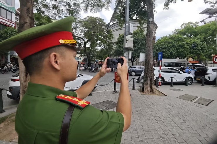 Đưa "bằng chứng số" xuống phố: Từ biên bản phạt nguội đến nụ cười đồng thuận - Ảnh 1.