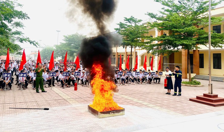 xã Bất Bạt: Tăng cường trang bị kỹ năng sinh tồn cho học sinh qua chuỗi hoạt động phòng cháy chữa cháy và phòng chống đuối nước- Ảnh 1.