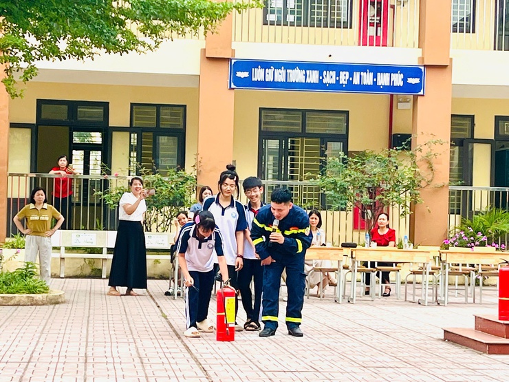 xã Bất Bạt: Tăng cường trang bị kỹ năng sinh tồn cho học sinh qua chuỗi hoạt động phòng cháy chữa cháy và phòng chống đuối nước- Ảnh 2.