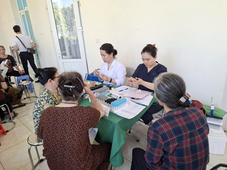 Trạm Y Tế xã Thượng Phúc tổ chức khám sức khỏe, tầm soát ung thư vú và ung thư cổ tử cung cho chị em phụ nữ trên địa bàn xã- Ảnh 3.