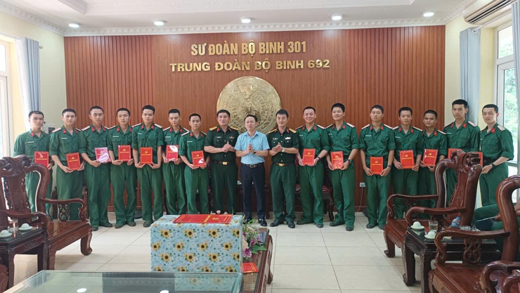 LÃNH ĐẠO XÃ PHÚC THỊNH THĂM, ĐỘNG VIÊN CHIẾN SĨ MỚI TẠI CÁC ĐƠN VỊ QUÂN ĐỘI- Ảnh 1.