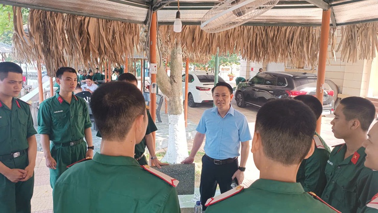 LÃNH ĐẠO XÃ PHÚC THỊNH THĂM, ĐỘNG VIÊN CHIẾN SĨ MỚI TẠI CÁC ĐƠN VỊ QUÂN ĐỘI- Ảnh 2.