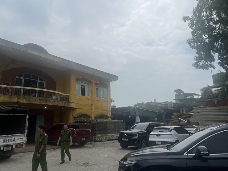 Phường Long Biên tăng cường kiểm tra, xử lý các bãi trông giữ phương tiện giao thông trên địa bàn- Ảnh 1.