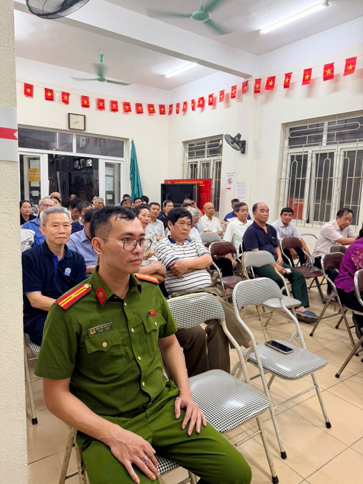 Phường Long Biên tuyên truyền, tập huấn kỹ năng PCCC&CNCH cho đảng viên sinh hoạt tại Tổ 1, Tổ 2- Ảnh 1.
