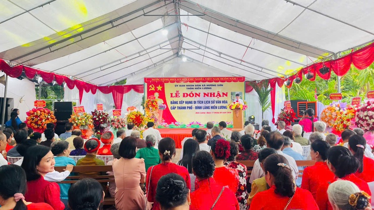Thôn Hiền Lương đón nhận Bằng xếp hạng Di tích lịch sử - văn hóa cấp thành phố đình làng- Ảnh 1.