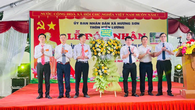 Thôn Hiền Lương đón nhận Bằng xếp hạng Di tích lịch sử - văn hóa cấp thành phố đình làng- Ảnh 4.