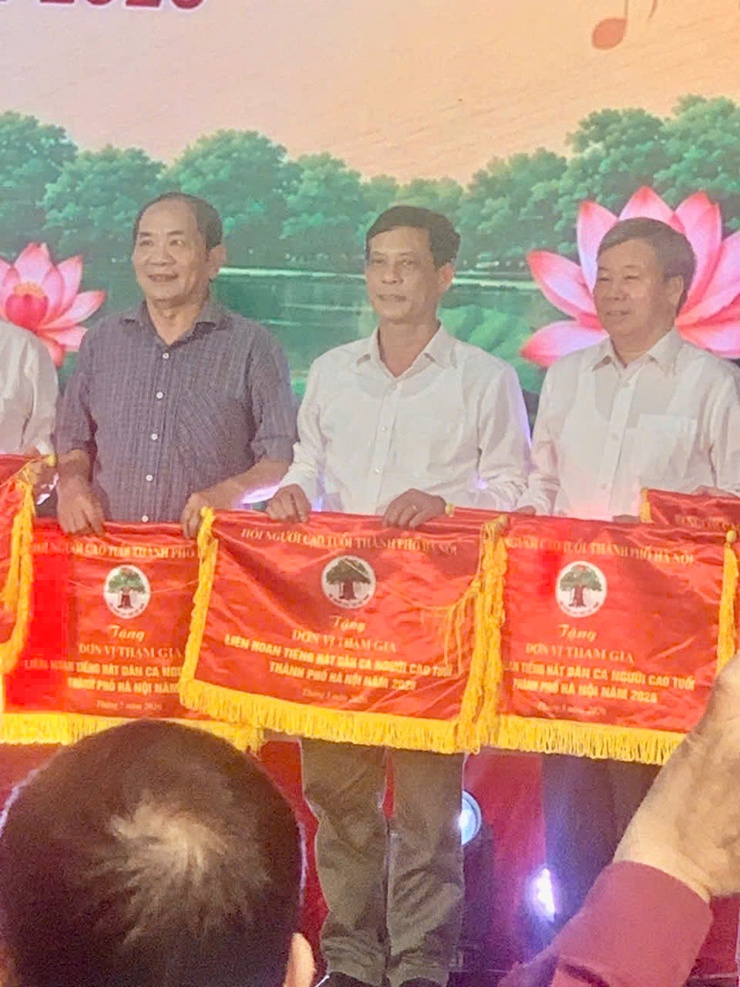 Hội Người cao tuổi phường Long Biên tham gia liên hoan “Tiếng hát dân ca Người cao tuổi Thủ đô Hà Nội”- Ảnh 3.