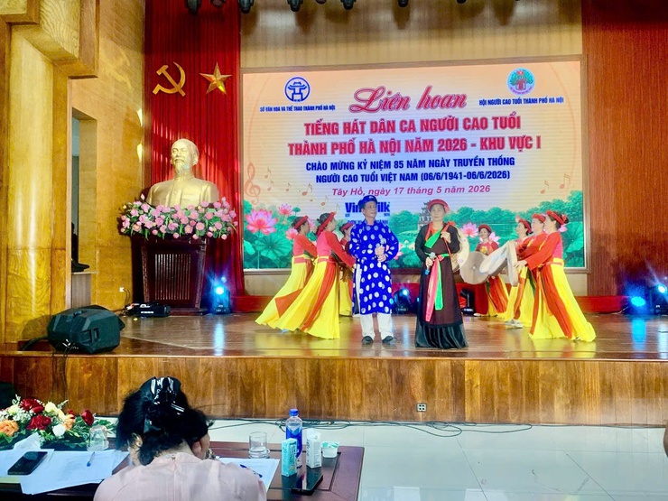 Hội Người cao tuổi phường Long Biên tham gia liên hoan “Tiếng hát dân ca Người cao tuổi Thủ đô Hà Nội”- Ảnh 2.