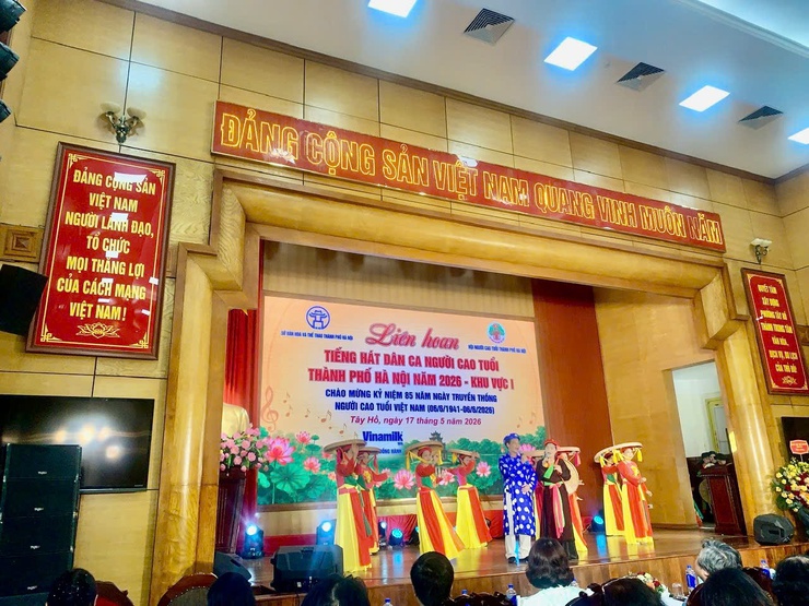 Hội Người cao tuổi phường Long Biên tham gia liên hoan “Tiếng hát dân ca Người cao tuổi Thủ đô Hà Nội”- Ảnh 1.