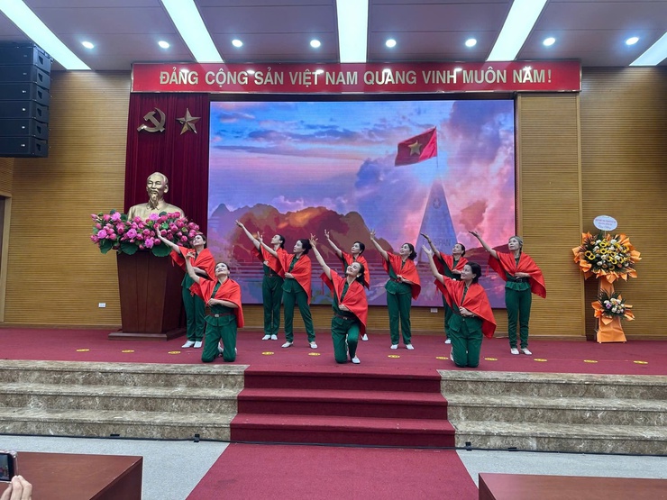 HỘI LHPN PHƯỜNG THAM GIA LIÊN HOAN VĂN NGHỆ CỤM THI ĐUA SỐ 1- Ảnh 3.