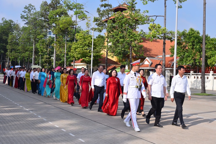 Đảng ủy xã Thiên Lộc tổ chức Đoàn đại biểu cán bộ chủ chốt của xã vào Lăng viếng Chủ tịch Hồ Chí Minh- Ảnh 3.