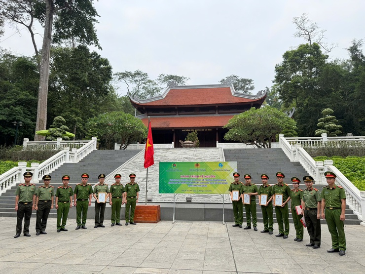 Đoàn TNCS Hồ Chí Minh Công an phường Long Biên tổ chức “Hành trình về nguồn” tại Khu di tích K9 - Đá Chông- Ảnh 1.