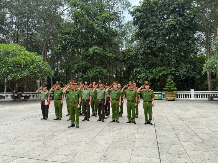 Đoàn TNCS Hồ Chí Minh Công an phường Long Biên tổ chức “Hành trình về nguồn” tại Khu di tích K9 - Đá Chông- Ảnh 2.
