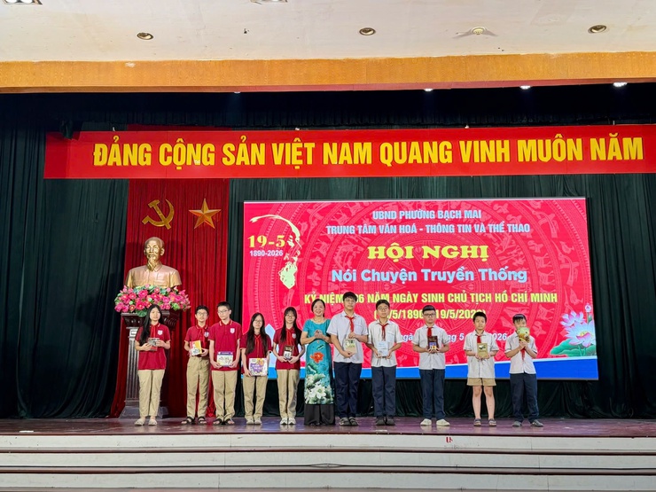 Phường Bạch Mai: Tổ chức Hội nghị nói chuyện truyền thống kỷ niệm 136 năm Ngày sinh Chủ tịch Hồ Chí Minh.- Ảnh 6.