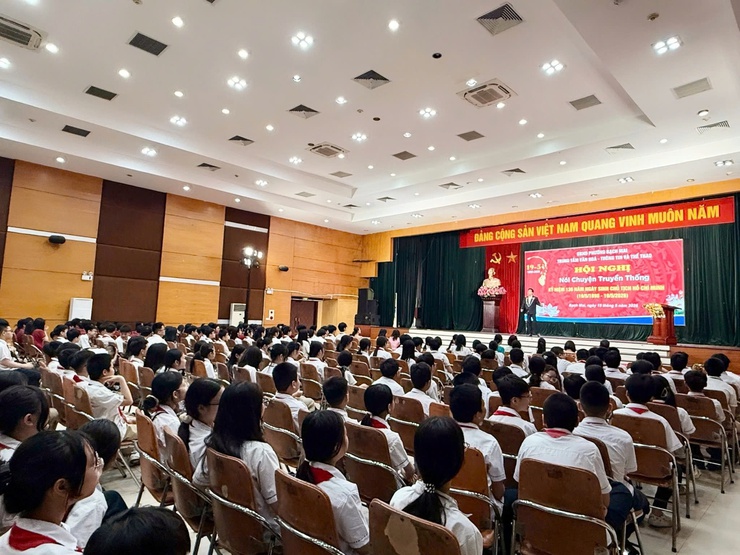 Phường Bạch Mai: Tổ chức Hội nghị nói chuyện truyền thống kỷ niệm 136 năm Ngày sinh Chủ tịch Hồ Chí Minh.- Ảnh 1.