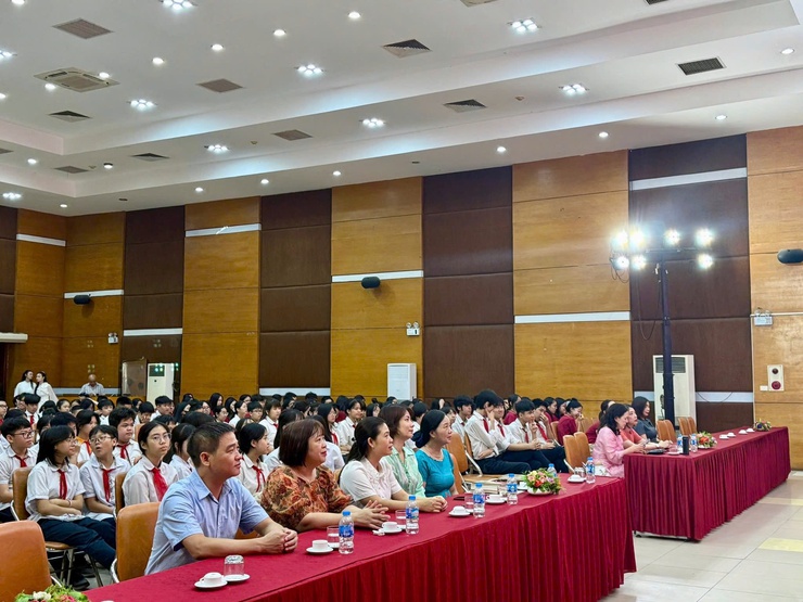 Phường Bạch Mai: Tổ chức Hội nghị nói chuyện truyền thống kỷ niệm 136 năm Ngày sinh Chủ tịch Hồ Chí Minh.- Ảnh 3.