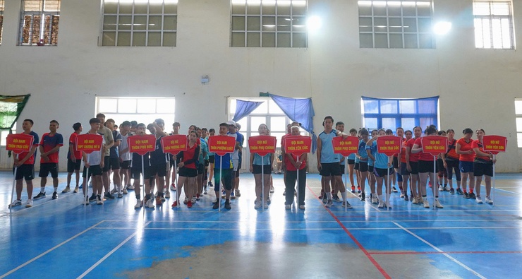 xã Hoà Phú tổ chức Giải bóng chuyền hơi chào mừng kỷ niệm 136 năm Ngày sinh Chủ tịch Hồ Chí Minh- Ảnh 1.