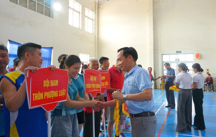 xã Hoà Phú tổ chức Giải bóng chuyền hơi chào mừng kỷ niệm 136 năm Ngày sinh Chủ tịch Hồ Chí Minh- Ảnh 3.