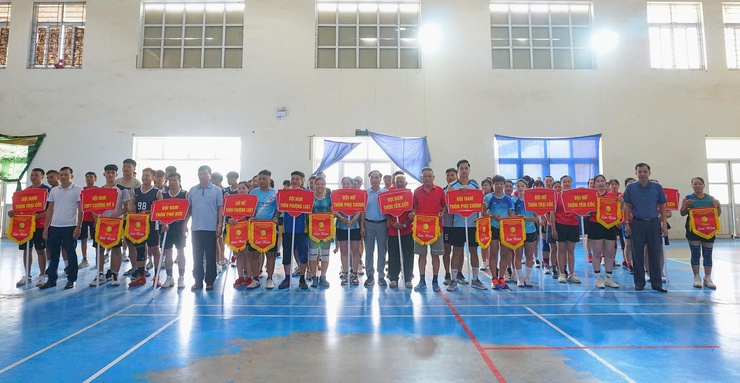 xã Hoà Phú tổ chức Giải bóng chuyền hơi chào mừng kỷ niệm 136 năm Ngày sinh Chủ tịch Hồ Chí Minh- Ảnh 4.