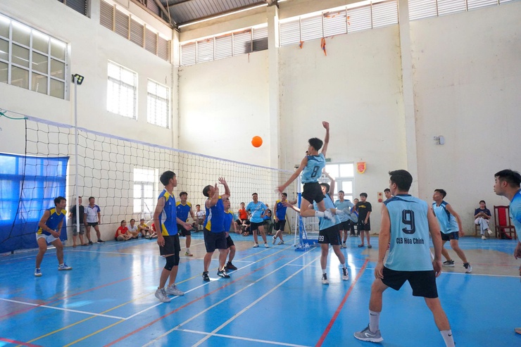 xã Hoà Phú tổ chức Giải bóng chuyền hơi chào mừng kỷ niệm 136 năm Ngày sinh Chủ tịch Hồ Chí Minh- Ảnh 5.