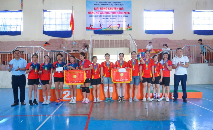 xã Hoà Phú tổ chức Giải bóng chuyền hơi chào mừng kỷ niệm 136 năm Ngày sinh Chủ tịch Hồ Chí Minh- Ảnh 9.