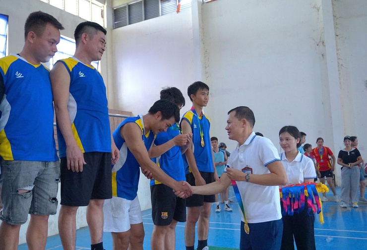 xã Hoà Phú tổ chức Giải bóng chuyền hơi chào mừng kỷ niệm 136 năm Ngày sinh Chủ tịch Hồ Chí Minh- Ảnh 7.