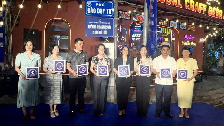 UBND phường Hoàn Kiếm tổ chức lễ ra mắt mô hình "Tuyến phố An toàn thực phẩm có kiểm soát" tại 03 tuyến phố Đào Duy Từ - Tạ Hiện - Mã Mây- Ảnh 4.