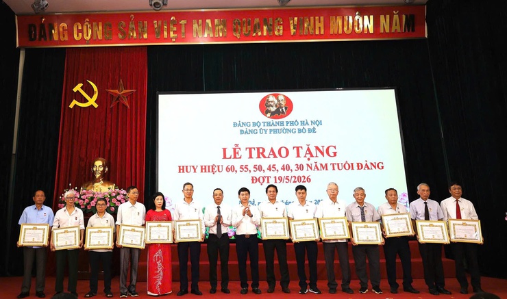 Đảng ủy phường Bồ Đề long trọng tổ chức Lễ trao tặng Huy hiệu Đảng đợt 19/5/2026- Ảnh 12.