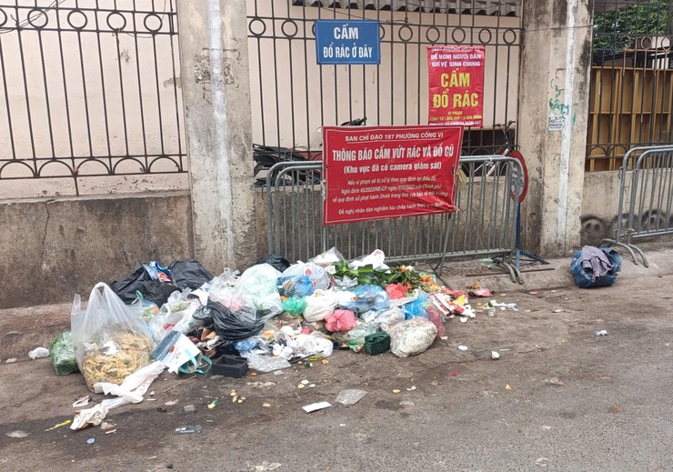 Tái diễn đổ rác bừa bãi tại ngõ 35 Kim Mã Thượng: Phường Ngọc Hà sẽ xử lý nghiêm vi phạm- Ảnh 1.