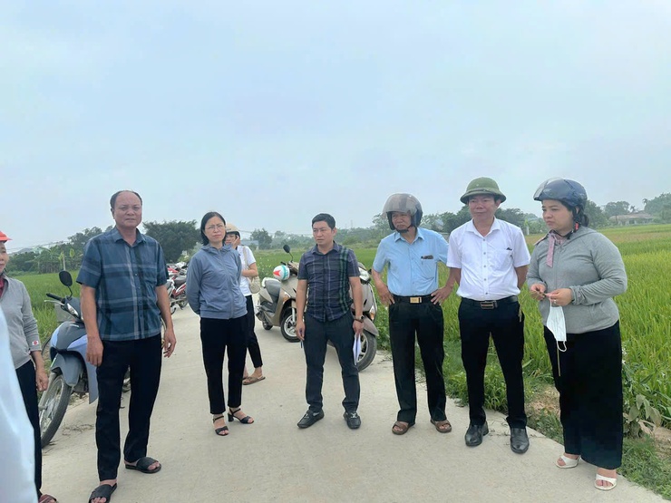 Hội Nông dân xã Phú Nghĩa phối hợp HTX Nông nghiệp Thanh Bình thăm đồng, đánh giá năng suất lúa vụ Xuân năm 2026- Ảnh 4.