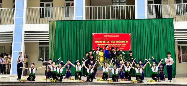 Trường THCS Đông Phương Yên tổ chức hoạt động trải nghiệm “ Mừng sinh nhật Bác – Tự hào truyền thống Đội”- Ảnh 1.