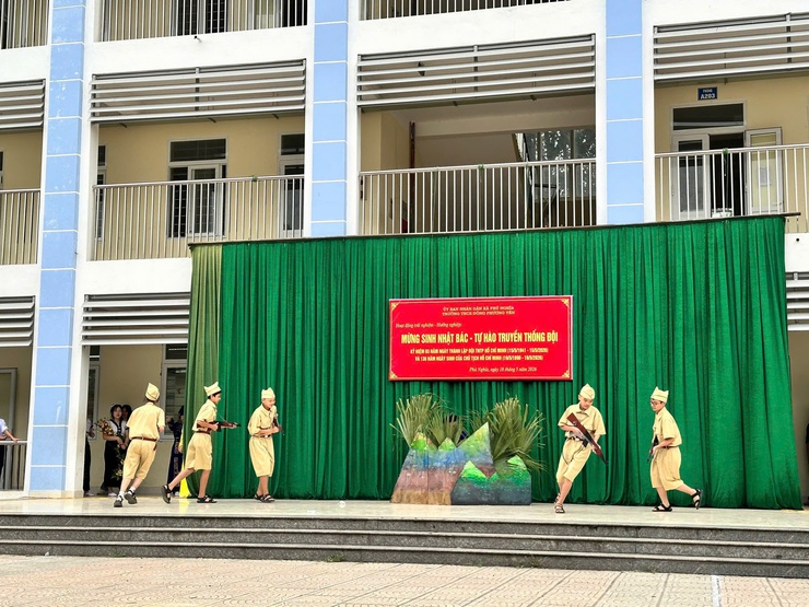 Trường THCS Đông Phương Yên tổ chức hoạt động trải nghiệm “ Mừng sinh nhật Bác – Tự hào truyền thống Đội”- Ảnh 7.