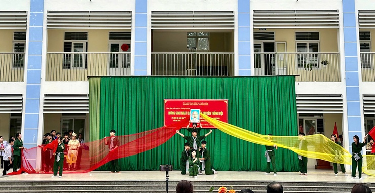 Trường THCS Đông Phương Yên tổ chức hoạt động trải nghiệm “ Mừng sinh nhật Bác – Tự hào truyền thống Đội”- Ảnh 11.