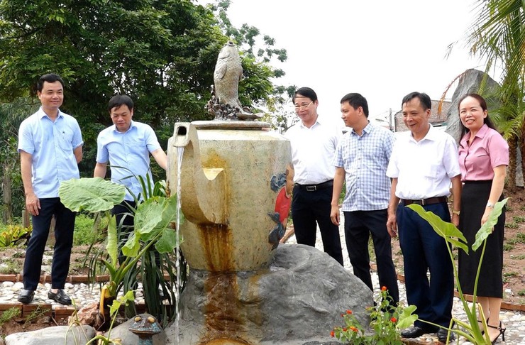 Ủy ban MTTQ xã Bát Tràng gắn biển mô hình đoàn kết sáng tạo "Hoa làng gốm" tại thôn 5 Kim Lan- Ảnh 3.