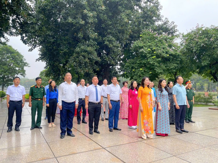 Phường Hai Bà Trưng tổ chức Lễ dâng hoa tại Tượng đài Bác Hồ - Bác Tôn nhân dịp kỷ niệm 136 năm Ngày sinh Chủ tịch Hồ Chí Minh (19/5/1890 – 19/5/2026)- Ảnh 2.