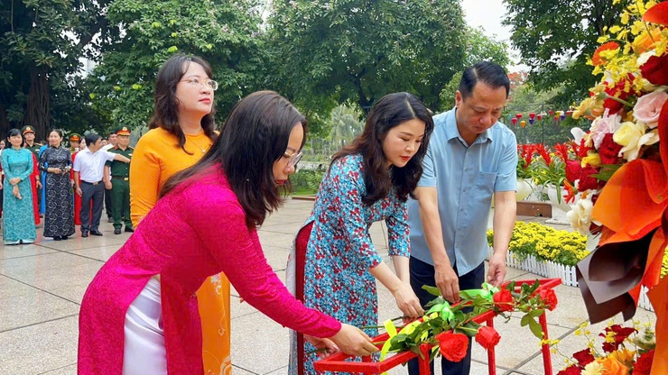 Phường Hai Bà Trưng tổ chức Lễ dâng hoa tại Tượng đài Bác Hồ - Bác Tôn nhân dịp kỷ niệm 136 năm Ngày sinh Chủ tịch Hồ Chí Minh (19/5/1890 – 19/5/2026)- Ảnh 4.
