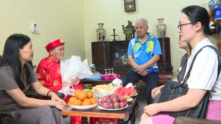 Phó bí thư Thường trực Đảng ủy xã Tam Hưng trao Huy hiệu đảng cho các Đảng viên lão thành nhân dịp kỷ niệm ngày sinh Chủ tịch Hồ Chí Minh- Ảnh 3.