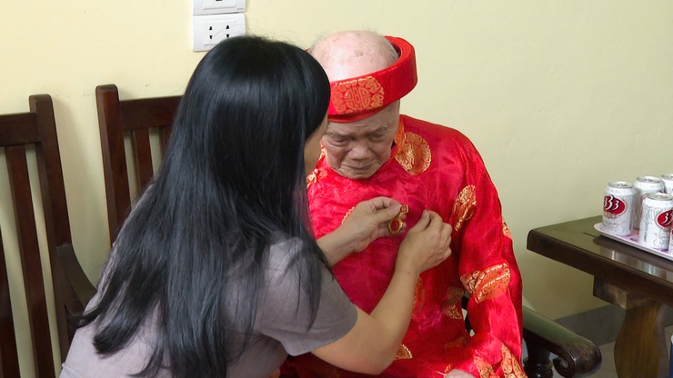 Phó bí thư Thường trực Đảng ủy xã Tam Hưng trao Huy hiệu đảng cho các Đảng viên lão thành nhân dịp kỷ niệm ngày sinh Chủ tịch Hồ Chí Minh- Ảnh 1.