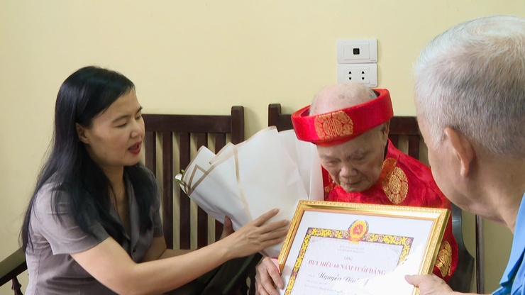 Phó bí thư Thường trực Đảng ủy xã Tam Hưng trao Huy hiệu đảng cho các Đảng viên lão thành nhân dịp kỷ niệm ngày sinh Chủ tịch Hồ Chí Minh- Ảnh 2.