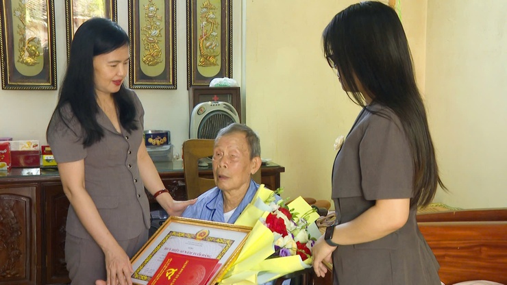 Phó bí thư Thường trực Đảng ủy xã Tam Hưng trao Huy hiệu đảng cho các Đảng viên lão thành nhân dịp kỷ niệm ngày sinh Chủ tịch Hồ Chí Minh- Ảnh 5.