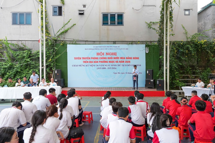 Học sinh Ngọc Hà trải nghiệm kỹ năng phòng, chống đuối nước- Ảnh 1.
