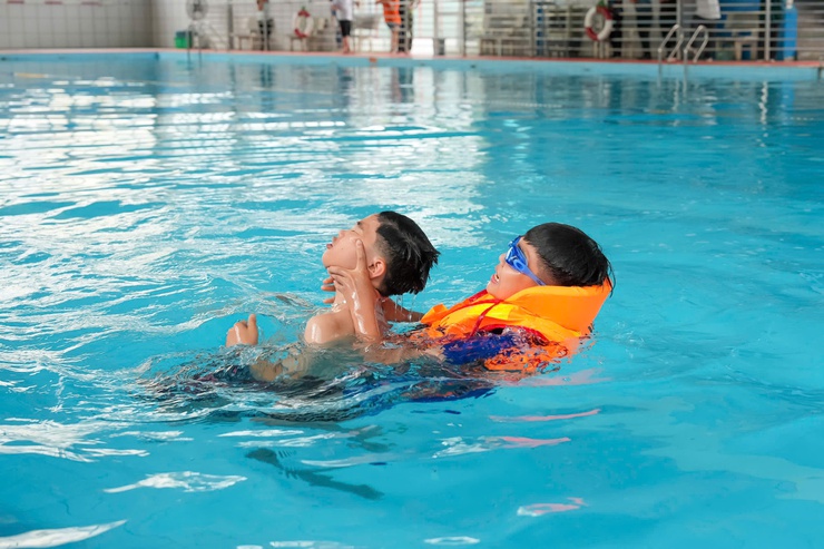 Học sinh Ngọc Hà trải nghiệm kỹ năng phòng, chống đuối nước- Ảnh 5.