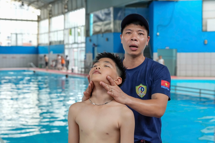 Học sinh Ngọc Hà trải nghiệm kỹ năng phòng, chống đuối nước- Ảnh 4.