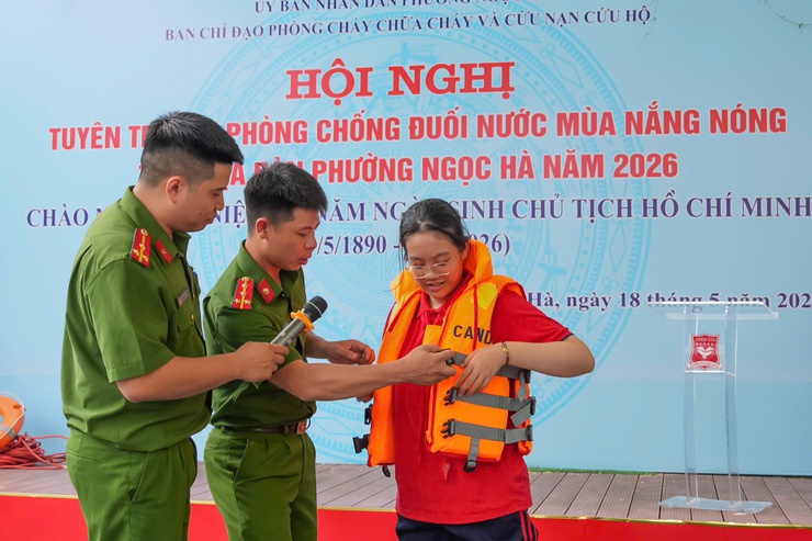 Học sinh Ngọc Hà trải nghiệm kỹ năng phòng, chống đuối nước- Ảnh 3.