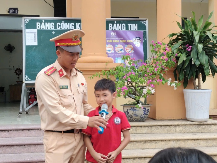 Công an xã Chuyên Mỹ phối hợp tuyên truyền Luật giao thông đường bộ tại trường học- Ảnh 2.