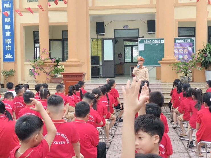 Công an xã Chuyên Mỹ phối hợp tuyên truyền Luật giao thông đường bộ tại trường học- Ảnh 1.