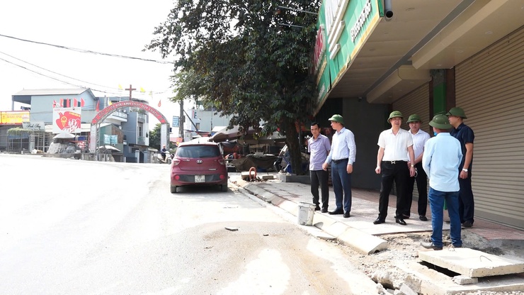 ĐỒNG CHÍ ĐINH HỮU BÌNH, PHÓ BÍ THƯ ĐẢNG ỦY, CHỦ TỊCH UBND XÃ KIỂM TRA TIẾN ĐỘ GIẢI PHÓNG MẶT BẰNG, THI CÔNG CÁC DỰ ÁN GIAO THÔNG TRỌNG ĐIỂM TRÊN ĐỊA BÀN XÃ- Ảnh 2.
