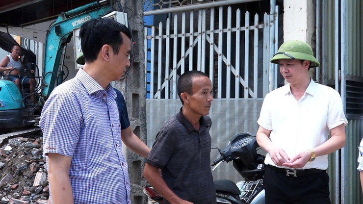 ĐỒNG CHÍ ĐINH HỮU BÌNH, PHÓ BÍ THƯ ĐẢNG ỦY, CHỦ TỊCH UBND XÃ KIỂM TRA TIẾN ĐỘ GIẢI PHÓNG MẶT BẰNG, THI CÔNG CÁC DỰ ÁN GIAO THÔNG TRỌNG ĐIỂM TRÊN ĐỊA BÀN XÃ- Ảnh 5.