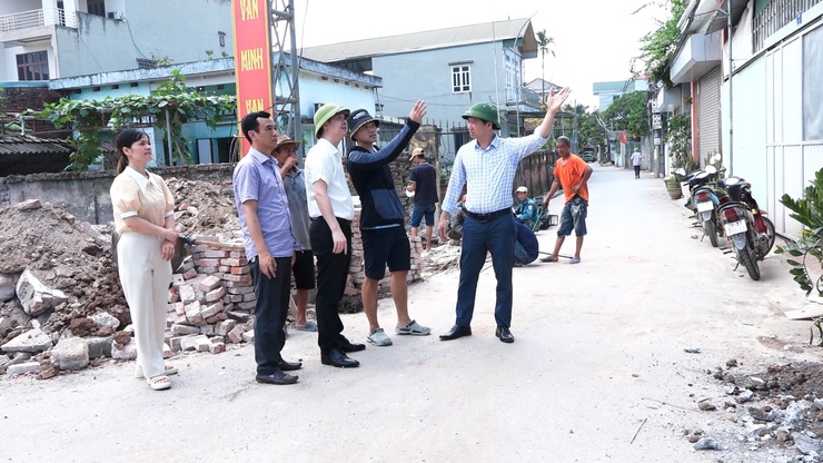 ĐỒNG CHÍ ĐINH HỮU BÌNH, PHÓ BÍ THƯ ĐẢNG ỦY, CHỦ TỊCH UBND XÃ KIỂM TRA TIẾN ĐỘ GIẢI PHÓNG MẶT BẰNG, THI CÔNG CÁC DỰ ÁN GIAO THÔNG TRỌNG ĐIỂM TRÊN ĐỊA BÀN XÃ- Ảnh 9.