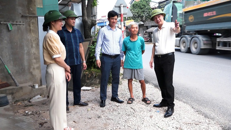 ĐỒNG CHÍ ĐINH HỮU BÌNH, PHÓ BÍ THƯ ĐẢNG ỦY, CHỦ TỊCH UBND XÃ KIỂM TRA TIẾN ĐỘ GIẢI PHÓNG MẶT BẰNG, THI CÔNG CÁC DỰ ÁN GIAO THÔNG TRỌNG ĐIỂM TRÊN ĐỊA BÀN XÃ- Ảnh 3.